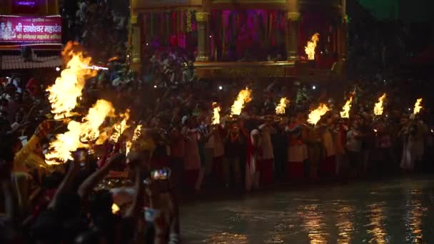 Ganga Arti visuals from Indian largest gathering festival Maha Kumbh, Haridwar, Índia. — Vídeo de Stock