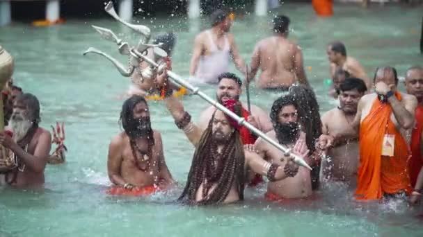 Um mergulho de espiritualidade e fé, Maha Kumbh 2021 — Vídeo de Stock