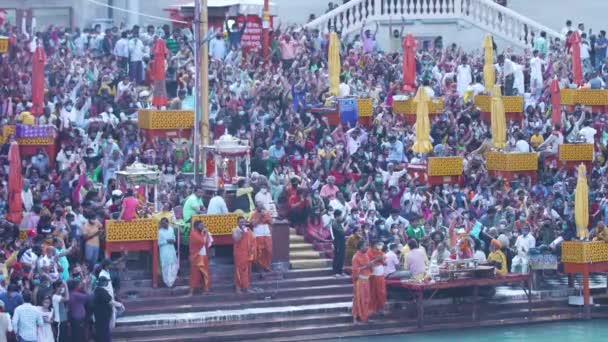 Ganga Arti vizuály z největšího indického festivalu Maha Kumbh, Haridwar, India. — Stock video