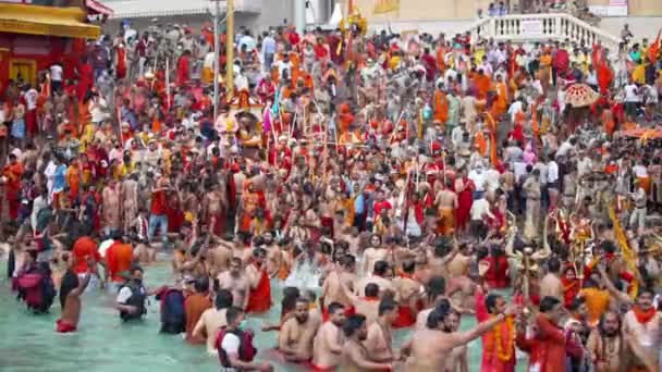 Una inmersión de espiritualidad y fe, Maha Kumbh 2021 — Vídeos de Stock