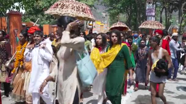 Kumbh Mela Haridwar India. Sadhus of Heiligen van Akharas, Kinnars die baden in Heilig Water van de Ganges. Appleprores 422 Cinetone 60fps — Stockvideo