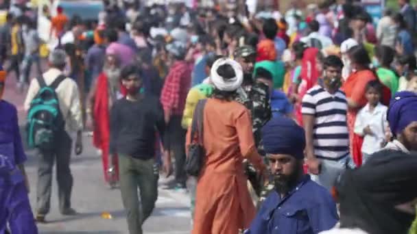 Tro på Gud, tusentals pilgrimer beger sig till Haridwar — Stockvideo