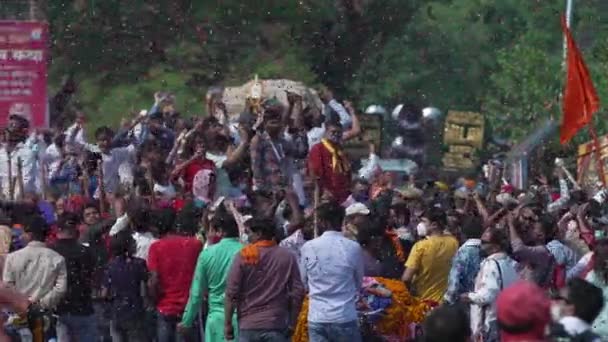 Im Glauben an Gott pilgern Tausende nach Haridwar — Stockvideo