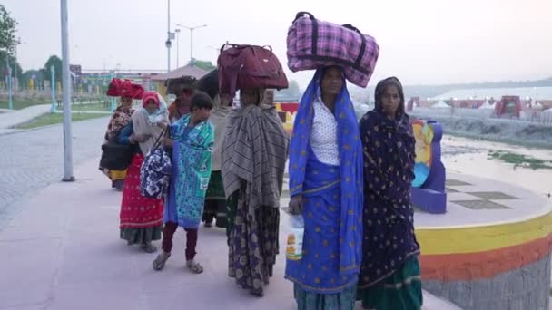 Wiara w Boga, Tysiące pielgrzymów udają się do Haridwar — Wideo stockowe