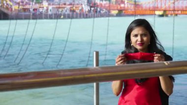 Koronavirüs maskesi takan Hintli kadın arka planda akan Ganj nehri, Haridwar Uttarakhand Hindistan, Appleprores 422 Cinetone 4k 