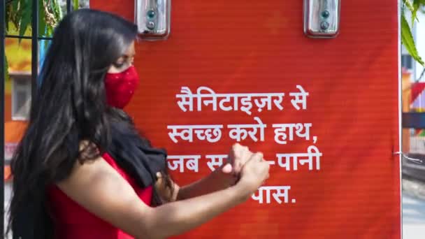 Индийская девушка применяет дезинфицирующее средство для рук, чтобы обезопасить себя от коронавируса. Используйте дезинфицирующее средство и очистите руки написаны на хинди языке, Харидвар Уттаракханд Индия, appleprores 422 4k Cinetone. — стоковое видео