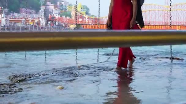 Hinduska kobieta spacerująca po brzegu Świętej Rzeki Ganges lub Ganga w świętym mieście Haridwar, Uttarakhand Indie, Appleprores 422, Cinetone 4k — Wideo stockowe