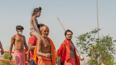 Hint azizleri veya sadhus patikaları Hindistan 'daki en büyük dini festival Kumbh Mela, Haridwar India, Appleprores 422, Cinetone
