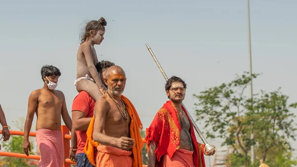 Indiano santos ou sadhus trilha em indiana maior reunião religiosa Festival Kumbh Mela, Haridwar Índia, Appleprores 422, Cinetone — Fotografia de Stock