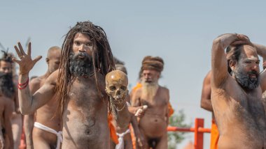 Hint azizleri veya sadhus patikaları Hindistan 'daki en büyük dini festival Kumbh Mela, Haridwar India, Appleprores 422, Cinetone