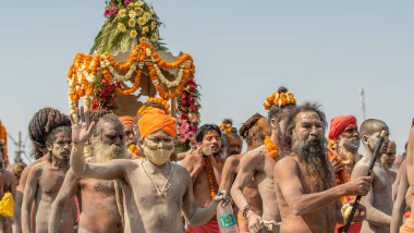 Hint azizleri veya sadhus patikaları Hindistan 'daki en büyük dini festival Kumbh Mela, Haridwar India, Appleprores 422, Cinetone