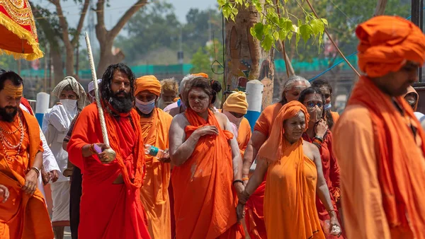 Indiano santos ou sadhus trilha em indiana maior reunião religiosa Festival Kumbh Mela, Haridwar Índia, Appleprores 422, Cinetone — Fotografia de Stock
