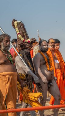 Hint azizleri veya sadhus patikaları Hindistan 'daki en büyük dini festival Kumbh Mela, Haridwar India, Appleprores 422, Cinetone