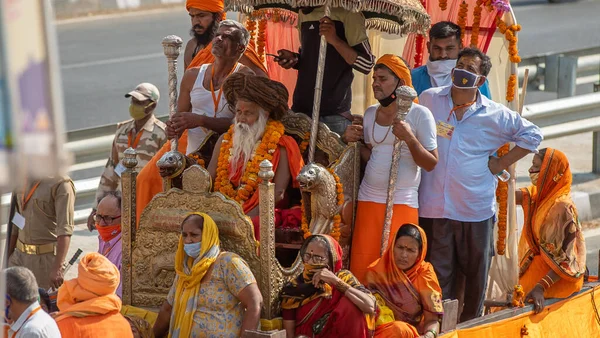 Hint azizleri veya sadhus patikaları Hindistan 'daki en büyük dini festival Kumbh Mela, Haridwar India, Appleprores 422, Cinetone
