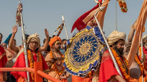 Santos indios o sadhus trail en el festival religioso más grande de la India Kumbh Mela, Haridwar India, Appleprores 422, Cinetone — Foto de Stock