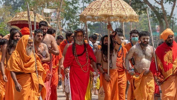 Indyjscy święci lub szlak sadhusa na największym indyjskim zgromadzeniu religijnym Kumbh Mela, Haridwar India, Appleprores 422, Cinetone — Zdjęcie stockowe