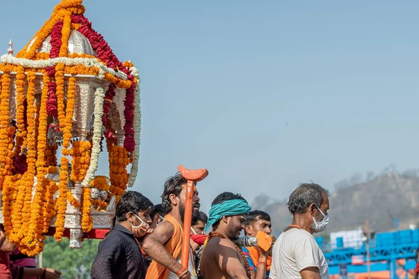 Sentiero dei santi indiani o sadhu al più grande festival religioso indiano Kumbh Mela, Haridwar India, Appleprores 422, Cinetone — Foto Stock