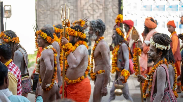 Sadhus indio viniendo a Kumbh Mela, bienvenida real. Sadhus sentado con guirnalda — Foto de Stock