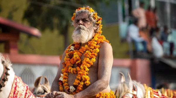 O sadhus indiano vem para Kumbh Mela, bem-vindo. Sadhus sentado usando guirlanda — Fotografia de Stock