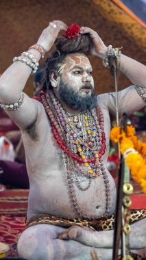 Hint Azizleri, geleneksel Yog Mudra yöntemleriyle meditasyon yapıyorlar.