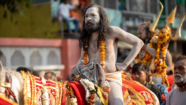 Les sadhus indiens arrivent à Kumbh Mela, bienvenue royale. Sadhus assis avec une guirlande — Photo