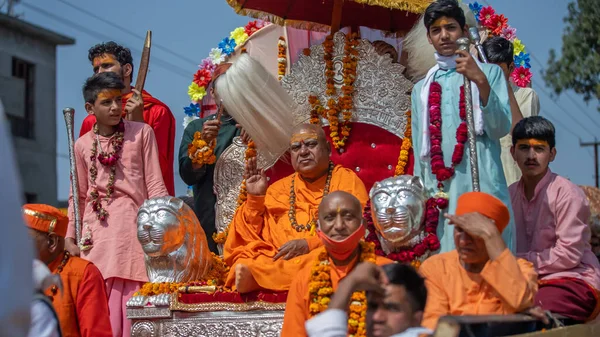 Sadhus indio viniendo a Kumbh Mela, bienvenida real. Sadhus sentado con guirnalda — Foto de Stock