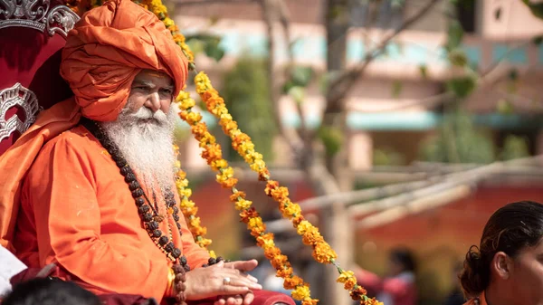 Indiase sadhoes komen naar Kumbh Mela, koninklijk welkom. Sadhus zittend met bloemenslinger — Stockfoto