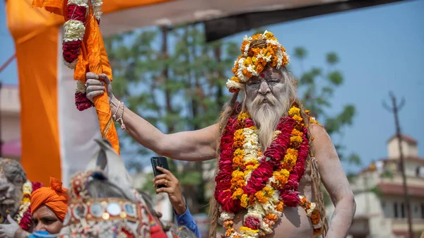 Les sadhus indiens arrivent à Kumbh Mela, bienvenue royale. Sadhus assis avec une guirlande — Photo