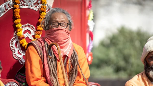 Sadhus indio viniendo a Kumbh Mela, bienvenida real. Sadhus sentado con guirnalda — Foto de Stock