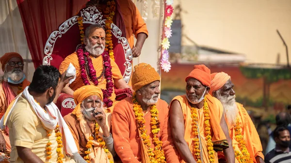 Sadhus indio viniendo a Kumbh Mela, bienvenida real. Sadhus sentado con guirnalda — Foto de Stock