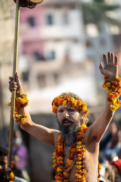 Indyjski sadhus przybywa do Kumbh Mela, królewskie powitanie. Sadhus siedzi w girlandzie — Zdjęcie stockowe