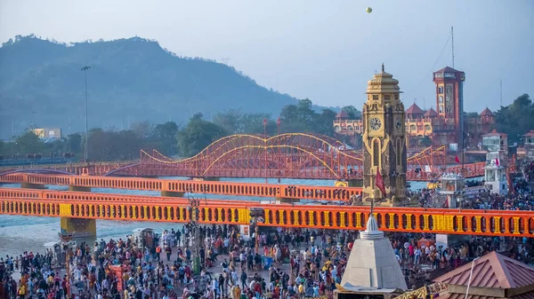 朝圣者圣浸在恒河中，印度朝圣者之家，Kumbh Nagri Haridwar Uttarakhand India — 图库照片