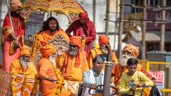 Sadhus indio viniendo a Kumbh Mela, bienvenida real. Sadhus sentado con guirnalda — Foto de Stock