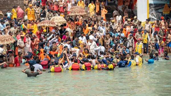 《灵性与信仰的陷落》 ，Maha Kumbh 2021 — 图库照片