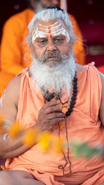 Индийские святые в своем традиционном образе Йога Мудры медитируют — стоковое фото