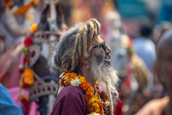 O sadhus indiano vem para Kumbh Mela, bem-vindo. Sadhus sentado usando guirlanda — Fotografia de Stock