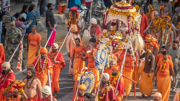 Indyjski sadhus przybywa do Kumbh Mela, królewskie powitanie. Sadhus siedzi w girlandzie, Appleprores 422 Cinetone. — Zdjęcie stockowe