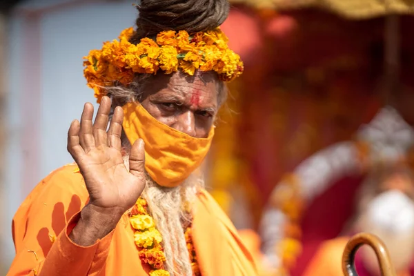 Indyjski sadhus przybywa do Kumbh Mela, królewskie powitanie. Sadhus siedzi w girlandzie — Zdjęcie stockowe