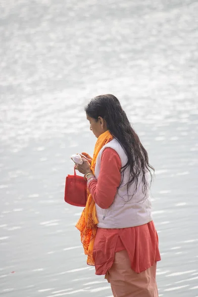 Indian woman worship Holy river Ganges — Stock Photo, Image