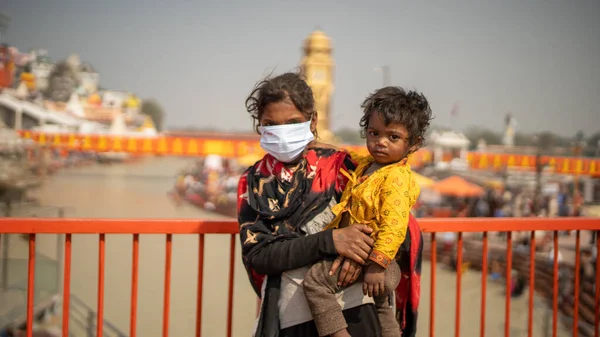 Индийские дети в защитной маске, чтобы обезопасить себя от коронавируса во время Маха Кумбха 2021 — стоковое фото