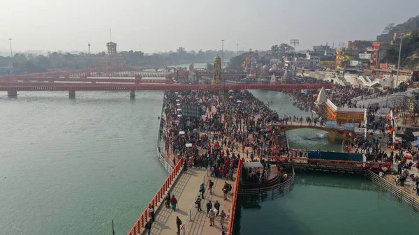 朝圣者圣浸在恒河中，印度朝圣者之家，Kumbh Nagri Haridwar Uttarakhand India — 图库照片