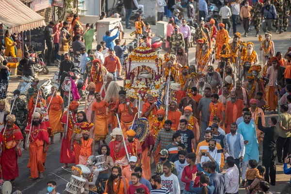 Indische Sadhus kommen zur Kumbh Mela, königliches Willkommen. Sadhus sitzen mit Girlanden lizenzfreie Stockfotos