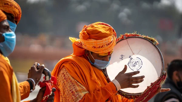 Santos indios en el festival de reunión más grande Kumbh mela en Haridwar, Uttarakhand, India tocando música, usando máscara de protección contra el Coronavirus, Appleprores422 4k Cinetone — Foto de Stock