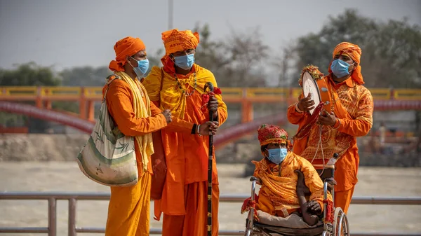 Santos indios en el festival de reunión más grande Kumbh mela en Haridwar, Uttarakhand, India tocando música, usando máscara de protección contra el Coronavirus, Appleprores422 4k Cinetone — Foto de Stock