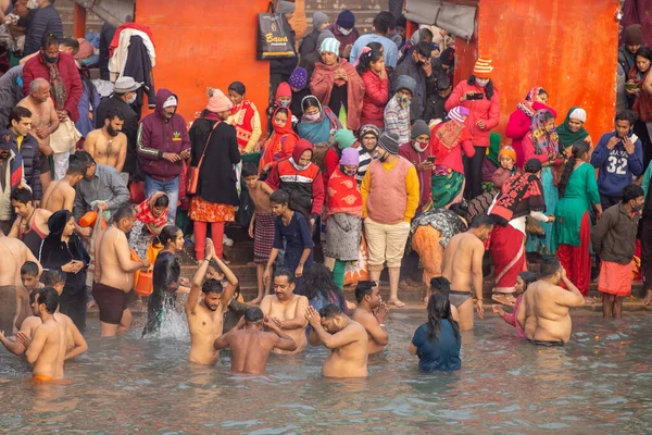 朝圣者圣浸在恒河中，印度朝圣者之家，Kumbh Nagri Haridwar Uttarakhand India — 图库照片