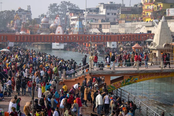 Pielgrzymi Święty dip w rzece Ganges, Dom pielgrzymów w Indiach, Kumbh Nagri Haridwar Uttarakhand Indie — Zdjęcie stockowe