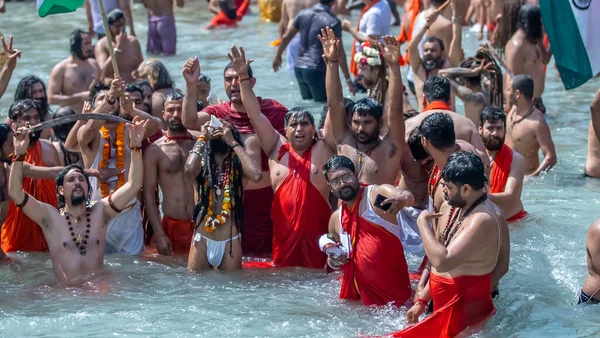 Una inmersión de espiritualidad y fe, Maha Kumbh 2021 Imágenes de stock libres de derechos
