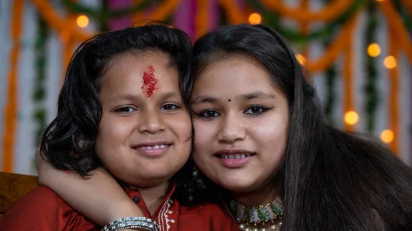 Niños indios con vestimenta étnica india durante Raksha Bandhan. —  Fotos de Stock