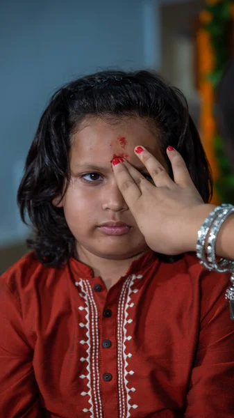 Familia india celebrando el festival Raksha Bandhan. —  Fotos de Stock