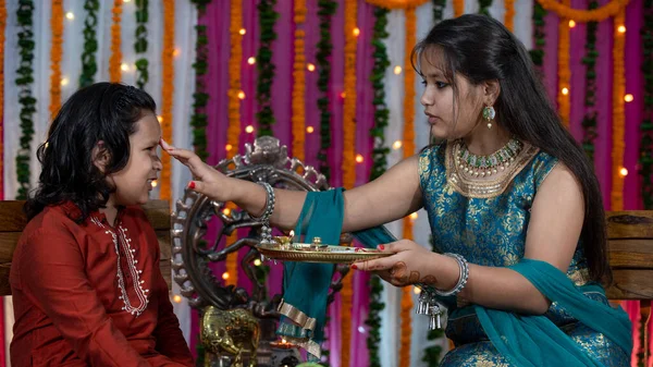 Familia india celebrando el festival Raksha Bandhan. — Foto de Stock